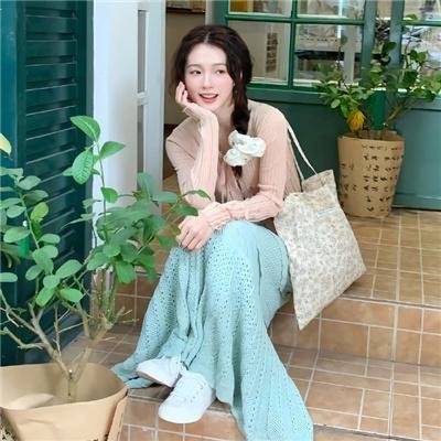 青笺未寄误红妆